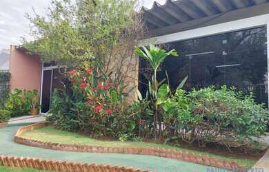 Imagem: O depósito possui 5 Vagas na garagem e 300m² de Área e está