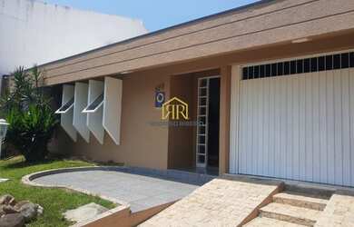 Imagem: A casa possui 3 Dormitórios, 2 Banheiros, 2 Vagas na garagem