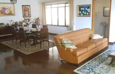 Imagem: A casa possui 4 Dormitórios, 5 Banheiros, 4 Vagas na garagem