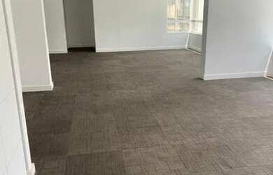 Imagem: O depósito para alugar possui 5 Vagas na garagem e 320m² de