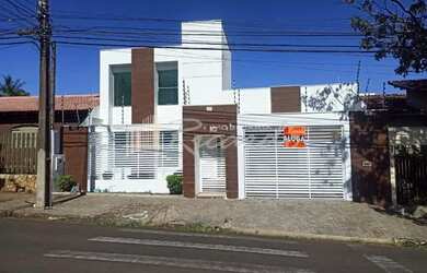 Imagem: A casa possui 3 Dormitórios, 3 Banheiros, 2 Vagas na garagem