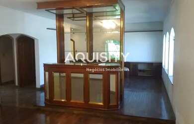 Imagem: A casa possui 4 Dormitórios, 4 Banheiros, 4 Vagas na garagem