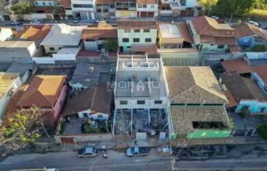 Imagem: A casa possui 3 Dormitórios, 1 Banheiro, 2 Vagas na garagem