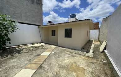 Imagem: A casa possui 3 Dormitórios, 1 Banheiro, 2 Vagas na garagem