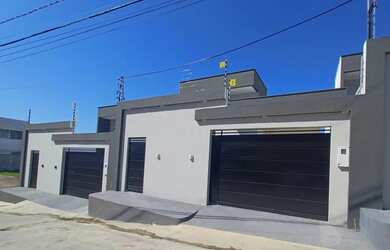 Imagem: A casa possui 3 Dormitórios, 2 Banheiros, 2 Vagas na garagem