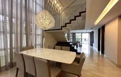 Imagem: A casa possui 4 Dormitórios, 5 Banheiros, 4 Vagas na garagem