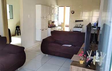 Imagem: A casa possui 2 Dormitórios, 1 Banheiro, 2 Vagas na garagem