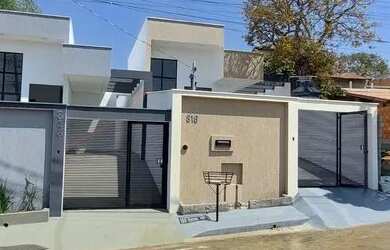 Imagem: A casa possui 3 Dormitórios, 2 Banheiros, 2 Vagas na garagem