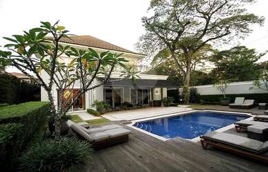 Imagem: A casa possui 4 Dormitórios, 5 Banheiros, 4 Vagas na garagem