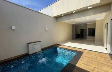 Imagem: A casa possui 3 Dormitórios, 2 Banheiros, 2 Vagas na garagem