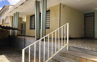 Imagem: A casa possui 2 Dormitórios, 2 Banheiros, 1 Vaga na garagem