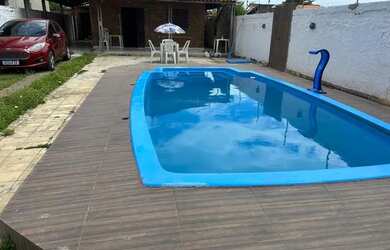 Imagem: A casa possui 3 Dormitórios, Acomodam 10 pessoas, 5 Vagas na