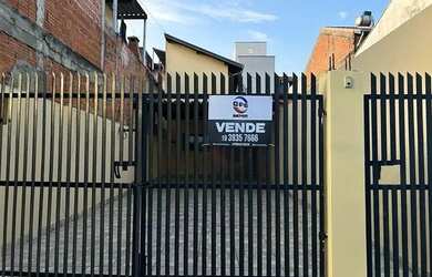 Imagem: A casa possui 2 Dormitórios, 2 Banheiros, 4 Vagas na garagem