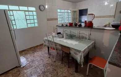 Imagem: A casa possui 3 Dormitórios, 1 Banheiro, 2 Vagas na garagem