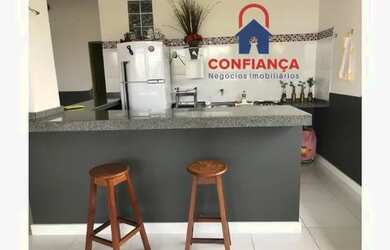 Imagem: A casa possui 3 Dormitórios, 4 Banheiros, 2 Vagas na garagem