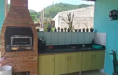 Imagem: A casa possui 3 Dormitórios, 1 Banheiro, 2 Vagas na garagem