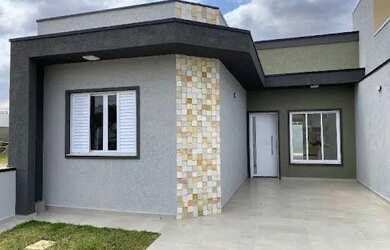 Imagem: A casa possui 3 Dormitórios, 2 Banheiros, 2 Vagas na garagem