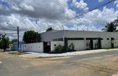 Imagem: A casa possui 4 Dormitórios, 4 Banheiros, 3 Vagas na garagem