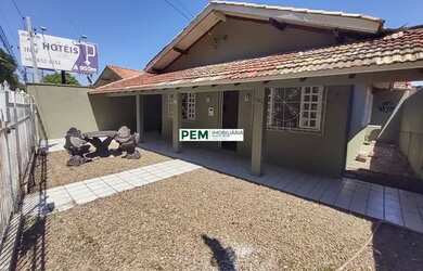 Imagem: A casa possui 3 Dormitórios, 2 Banheiros, 1 Vaga na garagem