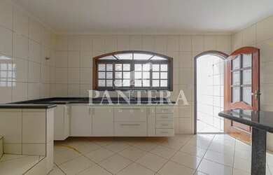 Imagem: A casa possui 4 Dormitórios, 2 Banheiros, 2 Vagas na garagem