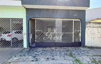 Imagem: A casa possui 3 Dormitórios, 1 Banheiro, 2 Vagas na garagem