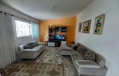 Imagem: A casa possui 4 Dormitórios, 3 Banheiros, 3 Vagas na garagem