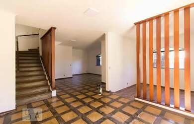 Imagem: A casa possui 3 Dormitórios, 3 Banheiros, 2 Vagas na garagem