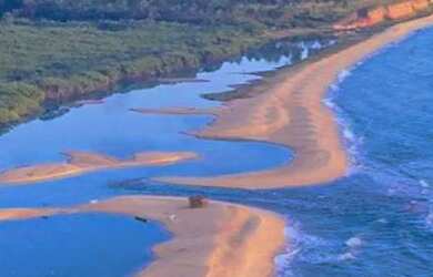 Imagem: A casa possui 2 Dormitórios, 2 Banheiros, 4 Vagas na garagem