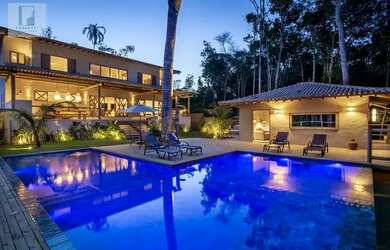 Imagem: A casa em condomínio possui 5 Dormitórios, 5 Banheiros, 300m²