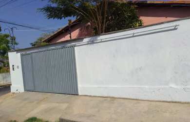 Imagem: A casa possui 3 Dormitórios, 2 Banheiros, 1 Vaga na garagem