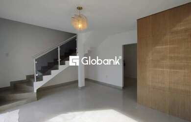 Imagem: A casa possui 2 Dormitórios, 2 Banheiros, 1 Vaga na garagem