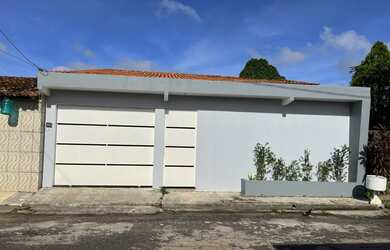 Imagem: A casa possui 2 Dormitórios, 2 Banheiros, 2 Vagas na garagem