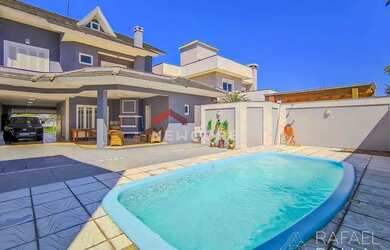 Imagem: A casa possui 4 Dormitórios, 4 Banheiros, 4 Vagas na garagem