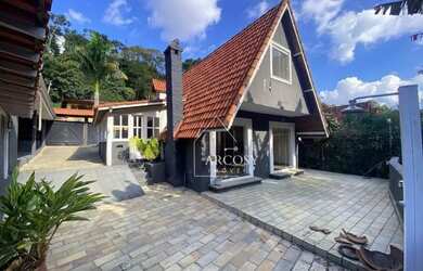 Imagem: A casa possui 3 Dormitórios, 4 Banheiros, 2 Vagas na garagem