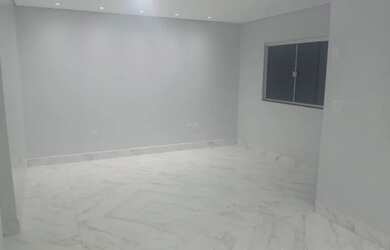 Imagem: A casa possui 3 Dormitórios, 3 Banheiros, 4 Vagas na garagem