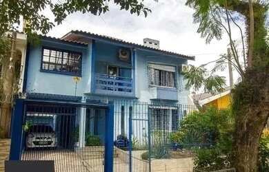 Imagem: A casa possui 4 Dormitórios, 5 Banheiros, 3 Vagas na garagem