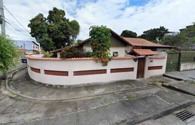 Imagem: A casa possui 3 Dormitórios, 2 Banheiros, 2 Vagas na garagem