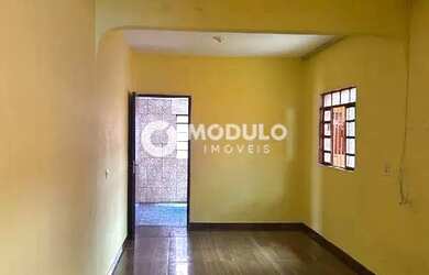 Imagem: A casa possui 3 Dormitórios, 2 Banheiros, 4 Vagas na garagem