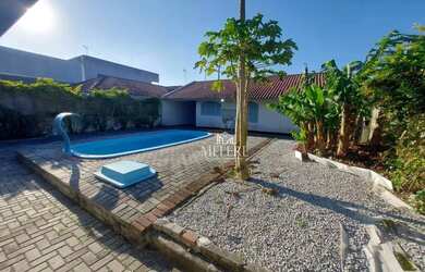 Imagem: A casa possui 3 Dormitórios, 3 Banheiros, 5 Vagas na garagem