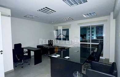 Imagem: O depósito possui 1 Vaga na garagem e 32m² de Área e está