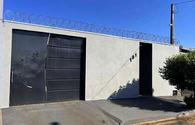 Imagem: A casa possui 3 Dormitórios, 3 Banheiros, 2 Vagas na garagem