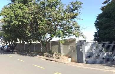 Imagem: O depósito à venda possui 5 Vagas na garagem e 666m² de Área