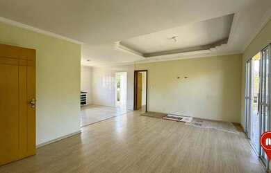 Imagem: A casa possui 3 Dormitórios, 1 Banheiro, 1 Vaga na garagem