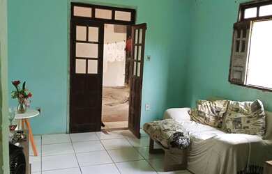 Imagem: A casa possui 3 Dormitórios, 2 Banheiros, 3 Vagas na garagem