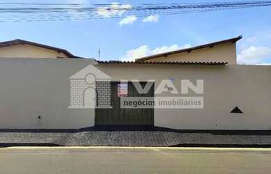 Imagem: A casa possui 3 Dormitórios, 1 Banheiro, 1 Vaga na garagem