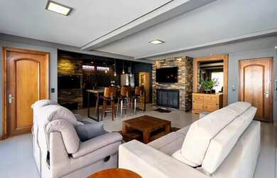 Imagem: A casa possui 4 Dormitórios, 3 Banheiros, 3 Vagas na garagem