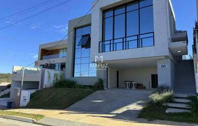 Imagem: A casa possui 4 Dormitórios, 3 Banheiros, 4 Vagas na garagem