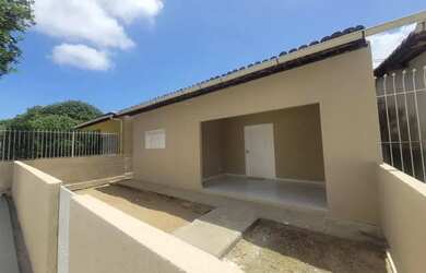 Imagem: A casa possui 3 Dormitórios, 3 Banheiros, 1 Vaga na garagem