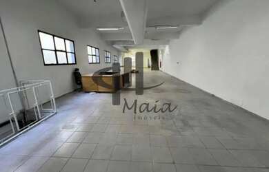 Imagem: O depósito possui 5 Vagas na garagem e 877m² de Área e está