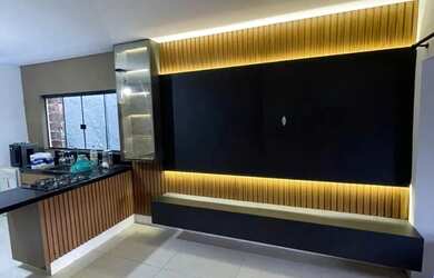 Imagem: A casa possui 3 Dormitórios, 2 Banheiros, 3 Vagas na garagem